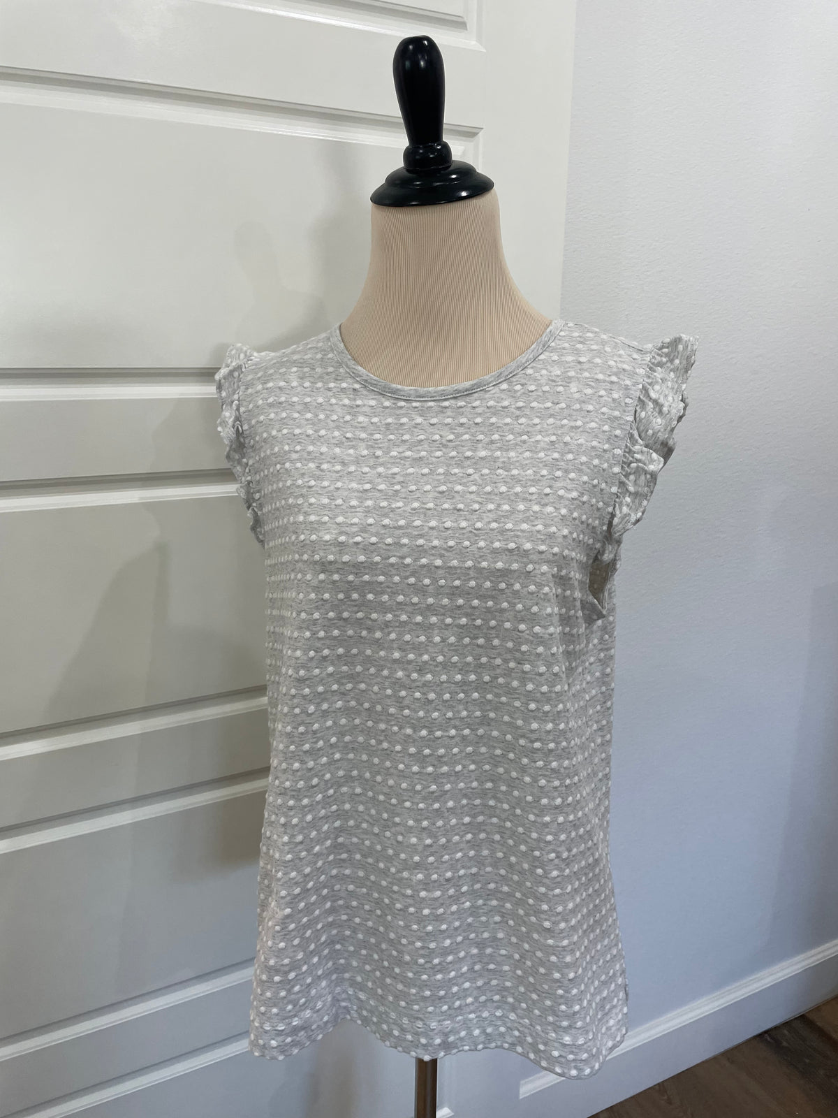 LOFT Gray & White Polka Dot Textured Knit Top w/ Ruffle Sleeves – Size Medium (M)