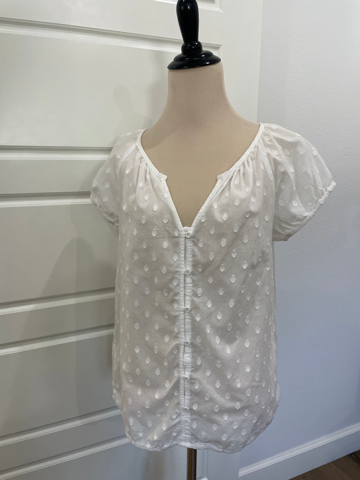 LOFT White Swiss Dot Short Sleeve V-Neck Button Front Blouse – Size Medium (M)