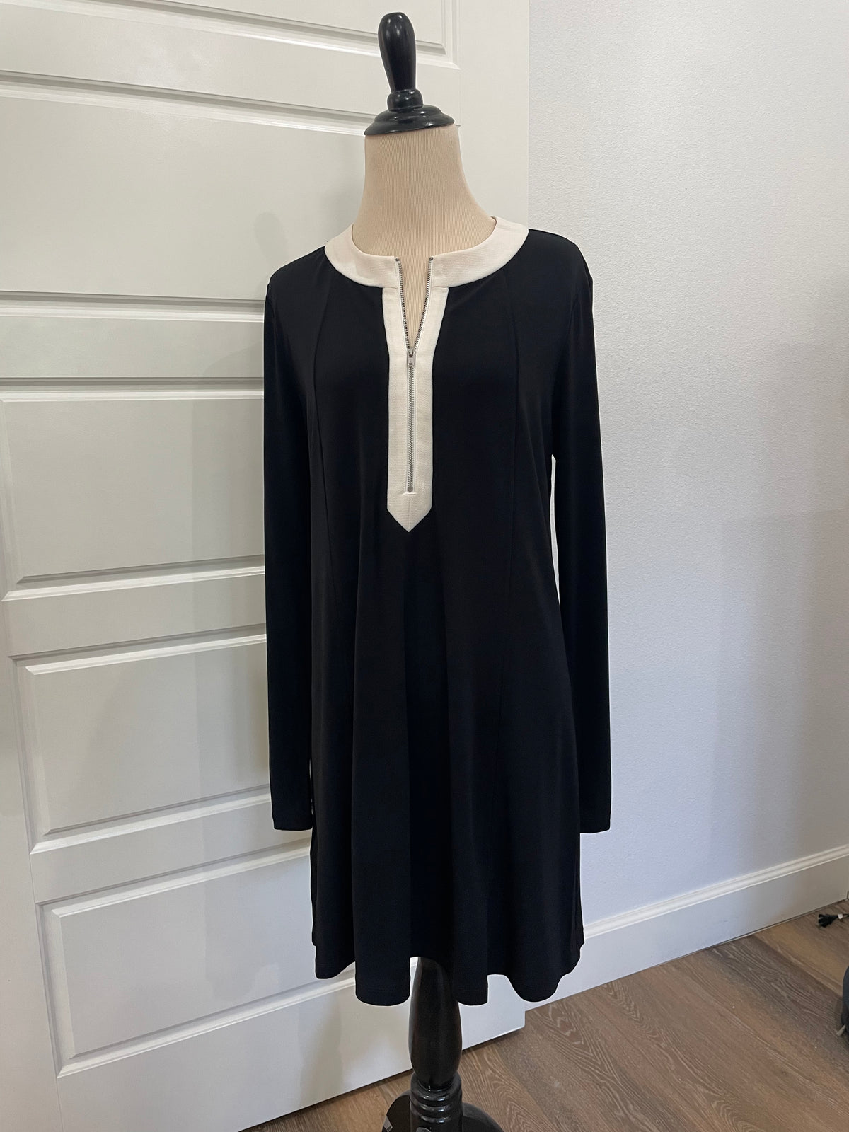BCBG Colorblock Zipper Neckline Shift Dress – Size Medium