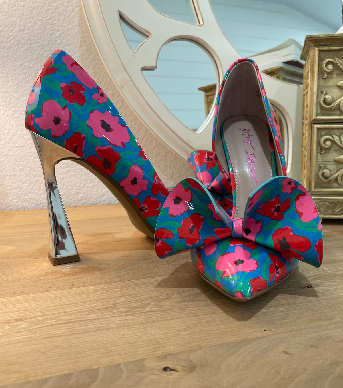 Betsey Johnson Nobble-P Floral Patent Bow Pumps Metallic Spool Heel Size 8M