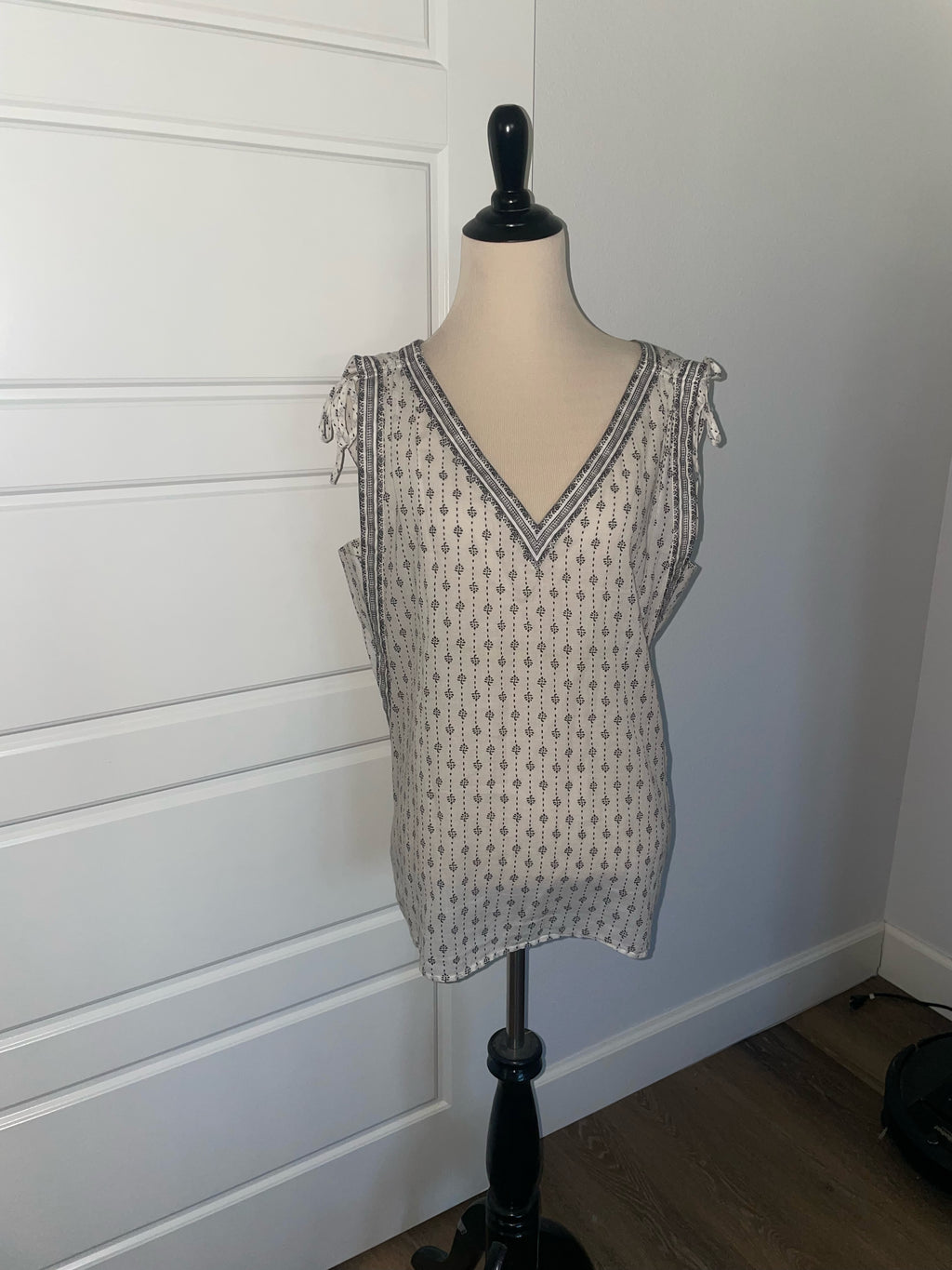 LOFT Ann Taylor White Black Geometric Print V-Neck Sleeveless Blouse Size M Boho