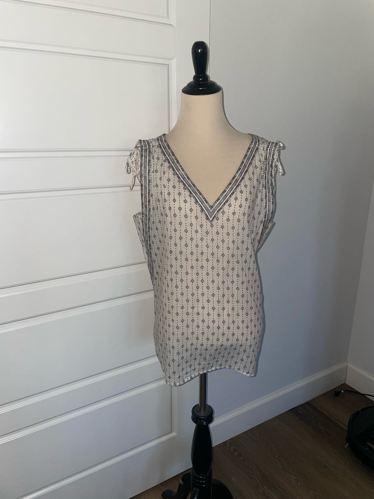 LOFT Ann Taylor White Black Geometric Print V-Neck Sleeveless Blouse Size M Boho