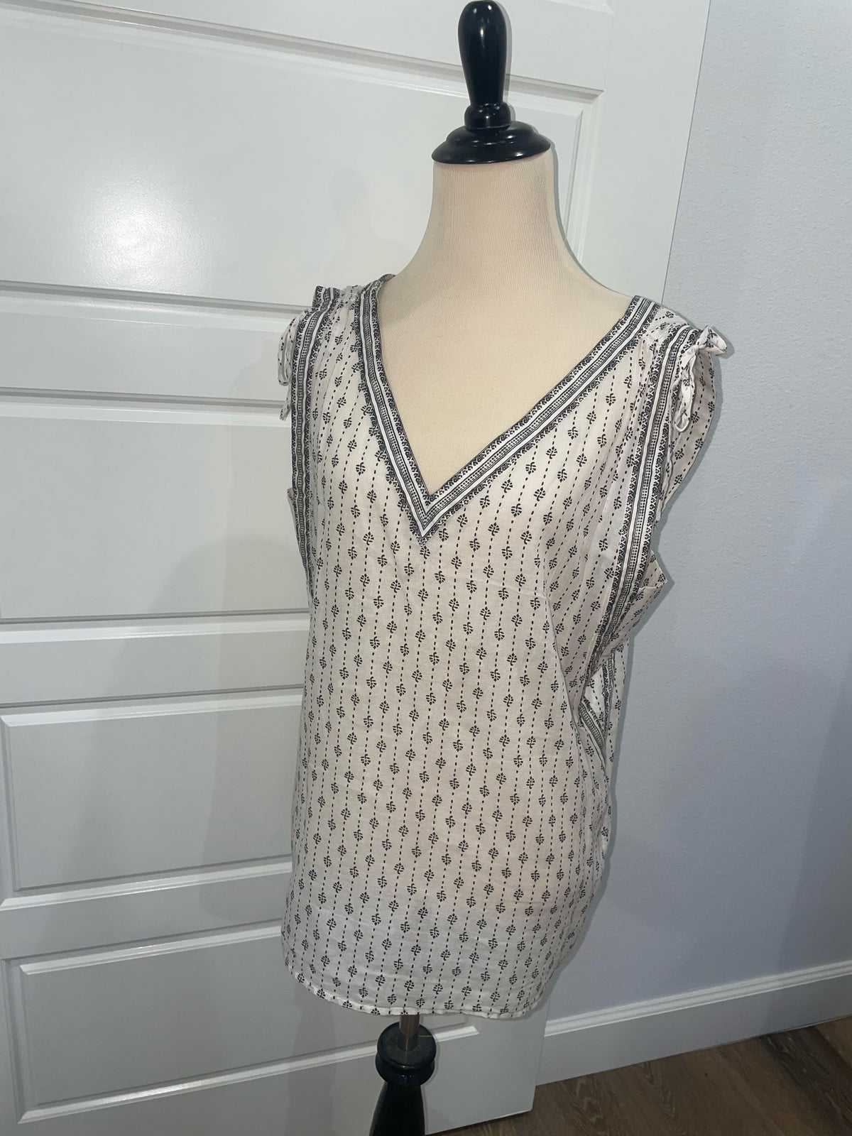 LOFT Ann Taylor White Black Geometric Print V-Neck Sleeveless Blouse Size M Boho